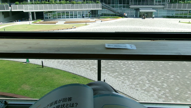 メディアコスモスで雑誌を読む風景